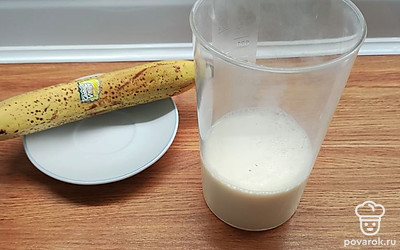 В чашу блендера влейте охлажденное молоко.