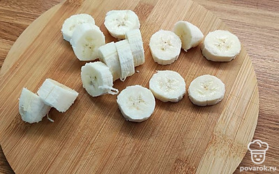 Банан очистите от кожуры, порежьте кусочками.