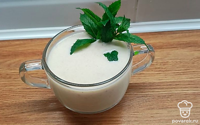 Подать охложденным. Украсить веточкой мяты.