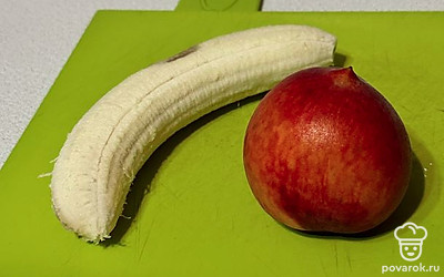 Подготавливаем фрукты.