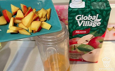 Нарезаем мелкими кусочками персик и добавляем к соку.