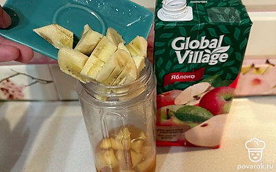 Банан нарезаем кубиками и ￼добавляем.