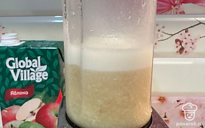 Готовый смузи выливаем в бокал.