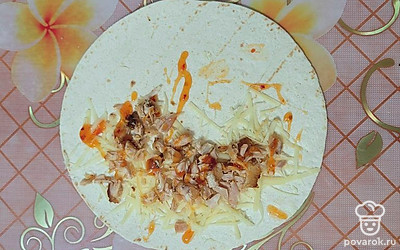 Сверху на курицу полить немного соуса чили.