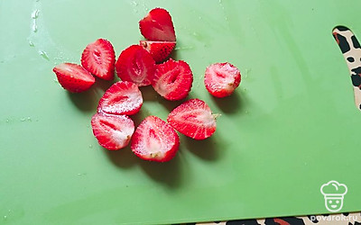 Порезать клубнику.