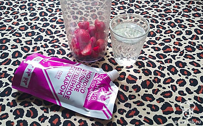 Подготовить сгущенку и кипяченую воду.