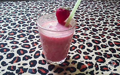 Украсить ягодкой и охладить. В жару спасает!