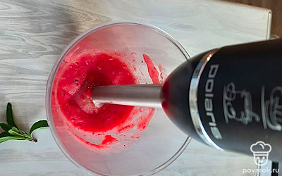 Клубнику и банан взбить блендером.