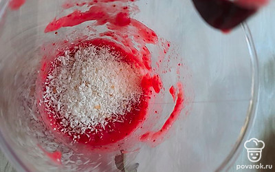 Добавить кокосовую стружку.