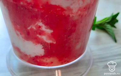 Добавить молоко, взбить.