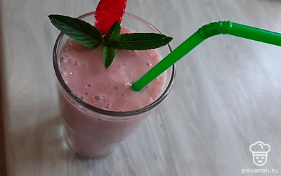 Украсить веточкой мяты. Подавать с широкой трубочкой.