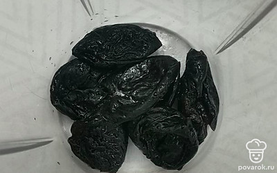 В чашу блендера сложить хорошо помытый чернослив. Проверьте, чтобы был без косточек.