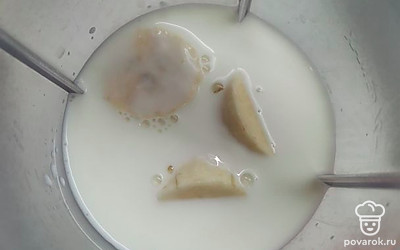 Залить холодным молоком. Количество йогурта и молока можно регулировать.
