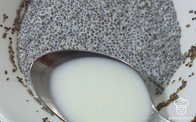 Семена чиа залить молоком, хорошо перемешать. Убрать в холодильник на 2 часа.