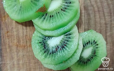 Нарезать киви небольшими кружочками.