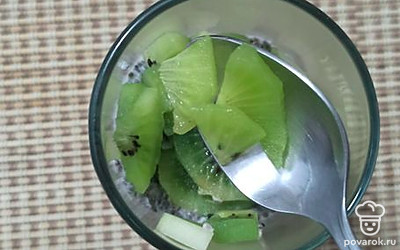 Ложкой аккуратно выложить в стакан киви и семена чиа.