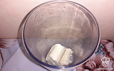 Банан почистить, поломать на кусочки.