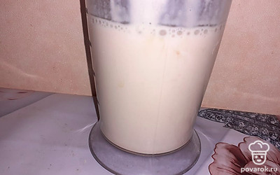 Взбить при помощи блендера.