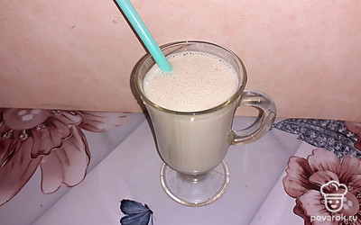 Подавать слегка охлажденным с трубочкой для коктейлей.