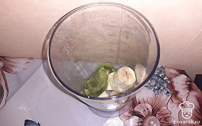 Банан почистить, разломать на кусочки. Киви почистить, порезать.