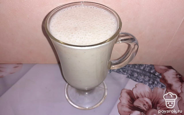 Смузи с бананом, кефиром и протеином — Рецепт с фото