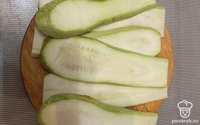 Кабачок помыть и нарезать слайсами, как на фото.