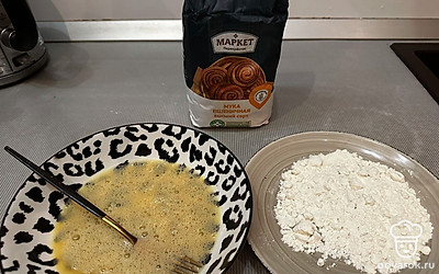 Для панировки кабачков взбить яйца с солью и пшеничной мукой.