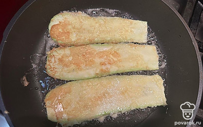Кабачковый слайс сначала обвалять в муке, затем окунуть в яйца. Обжарить на разогретом растительном масле с двух сторон, буквально по 1 минуте.