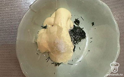 Смешать майонез, натертый на мелкой терке чеснок, соль. Можно добавить по желанию и мелко нарезанную зелень.