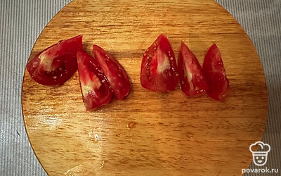 Помидор нарезать, как на фото.