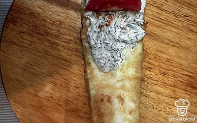 Собрать рулетик. Выложить соус, помидорчик и все свернуть в рулет.