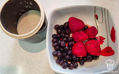 Сначала необходимо подготовить все ингредиенты. Ягоды помыть, банан очистить от кожуры. 