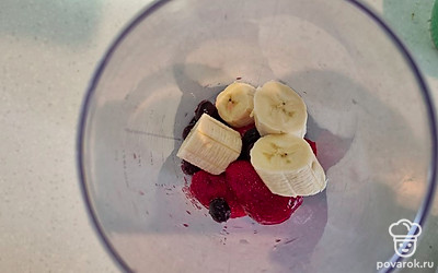 К имеющимся ягодам добавляем банан. 