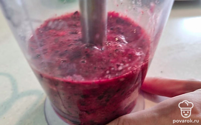 Измельчаем блендером до однородной консистенции. Смузи готов!