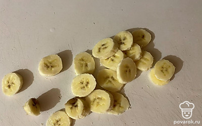 Банан нарежьте на произвольные кусочки.