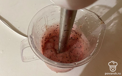 Подгружным блендером доведите фрукты до состояния пюре. 