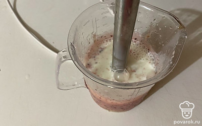 К фруктовому пюре добавьте молоко.