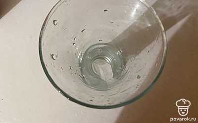 В стакан для подачи поместите лед.