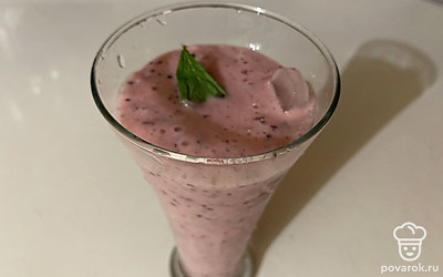 Перед подачей украсьте смузи листочком мяты.