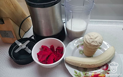 Подготовить ингредиенты. Клубника у меня своя, перетертая с сахаром и замороженная. Вы можете использовать свежую и добавь сахар по вкусу.