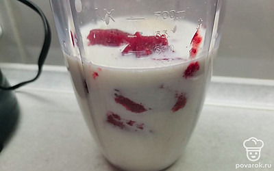 В чашу блендера налить молоко, добавить банан и клубнику.
