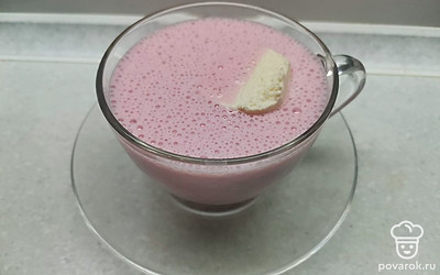 Разлить по чашкам. Оставшееся мороженое разрезать на два кружочка и положить в каждую чашку. Приятного аппетита! 