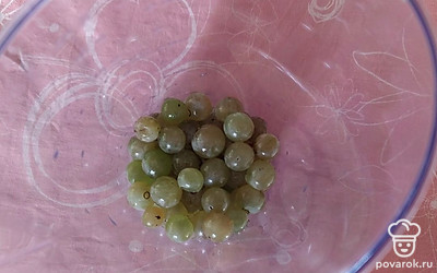 Моем виноград и кладем в стакан для приготовления смузи.