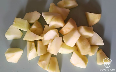 Яблоко очищаем от кужуры и режем тоже крупно.