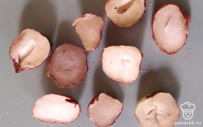 Фундук разрезаем на половинки.