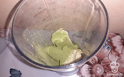 Банан разломать на кусочки, добавить чай матча.