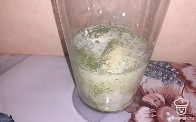 Налить слегка охлажденные сливки.