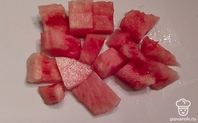 Арбуз чистим от косточек и режем.