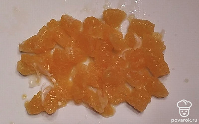 Апельсин очищаем от пленок и нарезаем.