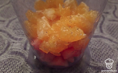 Кладем арбуз и апельсин в стакан для взбивания.